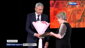 Борис Джанаев наградил учителей осетинского языка и литературы