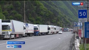 Около 1200 водителей большегрузов ждут своей очереди на пересечение российско-грузинской границы в Северной Осетии