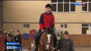 Для детей из Донбасса организовали экскурсию в республиканскую конно-спортивную школу