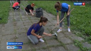 Беженцы из Донбасса помогают благоустраивать мемориалы воинам Великой Отечественной войны