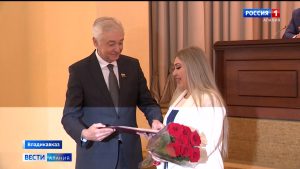 На заседании парламента Северной Осетии наградили работников образования, культуры и социальной сферы