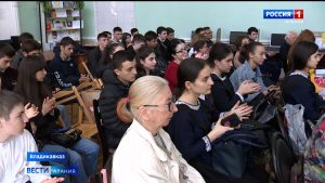Школьники и студенты встретились с писателем и журналистом Изатбеком Цомартовым