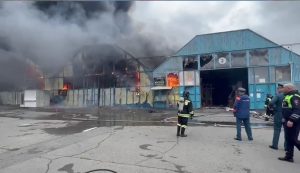 На рынке «Викалина» произошел сильный пожар, огнем охвачены три ангара