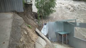 В Мизуре поднявшаяся из-за дождей река Ардон подтопила гаражи и сады местных жителей