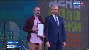 Премьер-министр Борис Джанаев в День молодежи вручил премии главы республики в области науки и техники