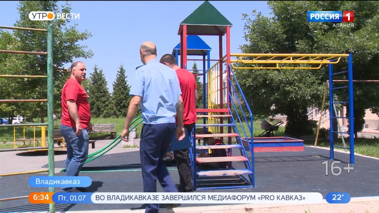 Народный фронт проверил состояние детских площадок в республике