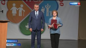 Сергей Меняйло наградил отличившихся работников социальной сферы