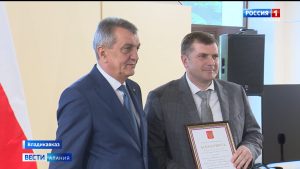 Сергей Меняйло вручил государственные награды жителям республики