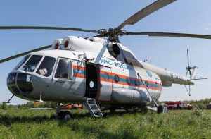 Вертолет МЧС России доставит спасателей в месту нахождения пострадашей при спуске с Казбека альпинистки