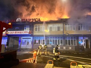 Во Владикавказе горит ТЦ «Алые паруса»