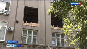 Жильцы «сталинки» во Владикавказе забили тревогу: ремонт в одной из квартир угрожает дому как памятнику культурного наследия