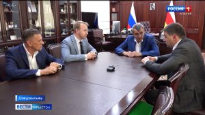 Сегрей Меняйлойæн кусæг фембæлд уыди компани  «РЭСТО»-йы хицау Семен Бурукинимæ