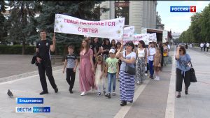 Во Владикавказе супружеским парам вручили медали «За любовь и верность», а на проспекте Мира организовали парад семей