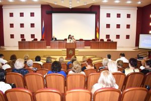 Министр Элла Алибекова наградила лучшие школы по итогам года