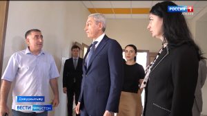 Хицауады сæрдар Дзанайты Барис федта, республикæйы физикон-математикон лицей-интернаты æмæ 4-æм гимназы бындурон цалцæг куыд цæуы, уый