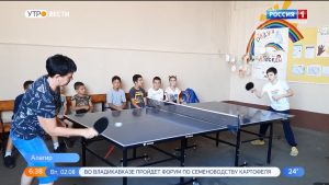 Юный теннисист Сослан Бацазов встретился с участниками летнего оздоровительного лагеря «Планета детства»