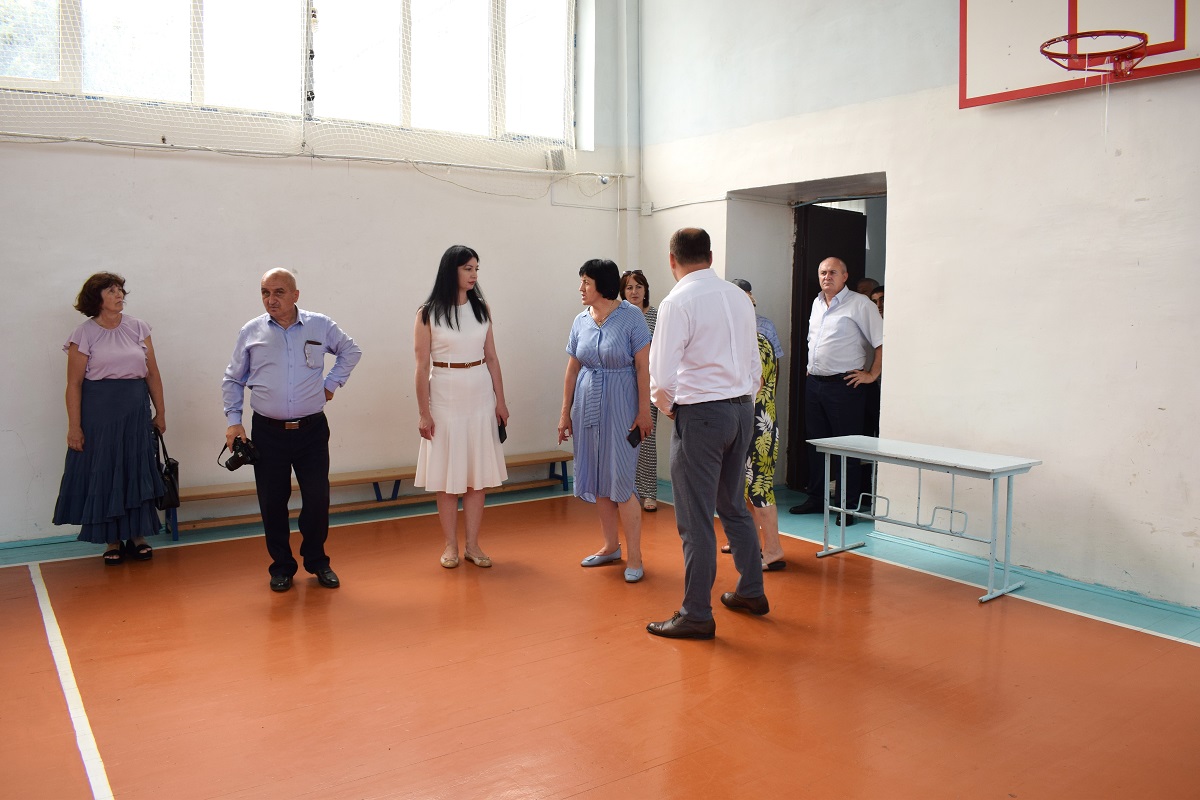 Элла Алибекова проверила готовность школ Дигорского района к новому учебному году