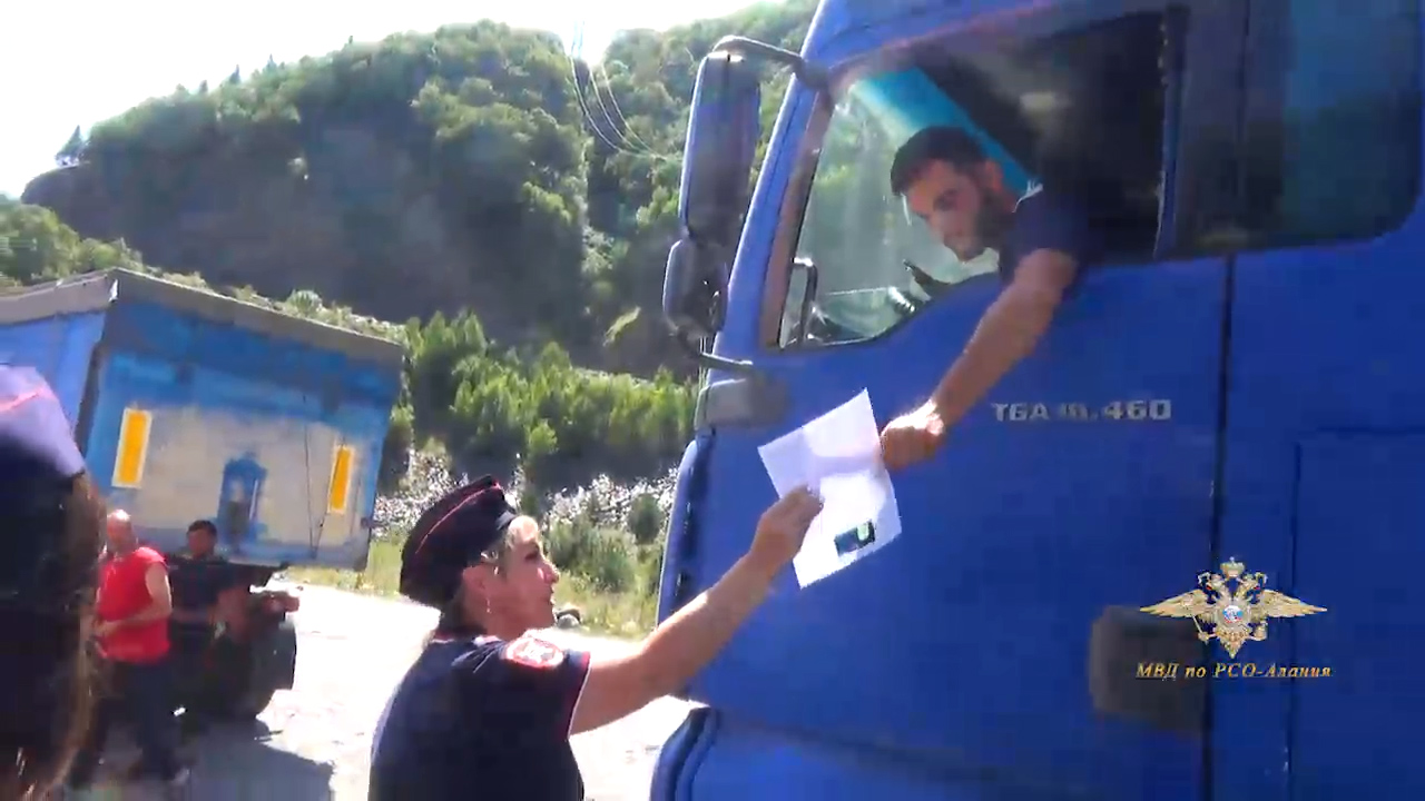 Североосетинские полицейские обеспечивают безопасность и общественный порядок на Военно-Грузинской дороге