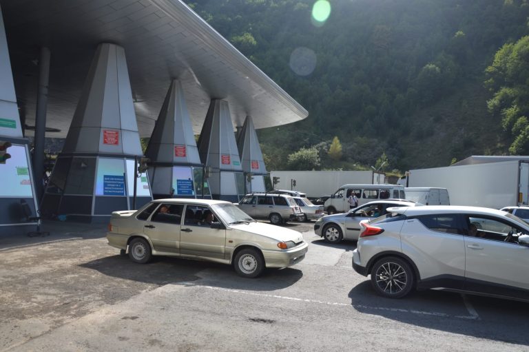 Порядка 2300 единиц автотранспорта ожидают в очереди проезда через КПП «Верхний Ларс» на территории Северной Осетии