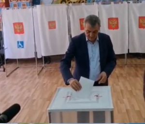 Сергей Меняйло проголосовал на избирательном участке в родном Алагире