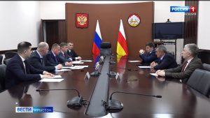 Сергей Меняйлойæн кусæг фембæлд уыди компани «Кусæнæрмæджытæ аразыны иумæйаг корпорацийы» специалисттимæ