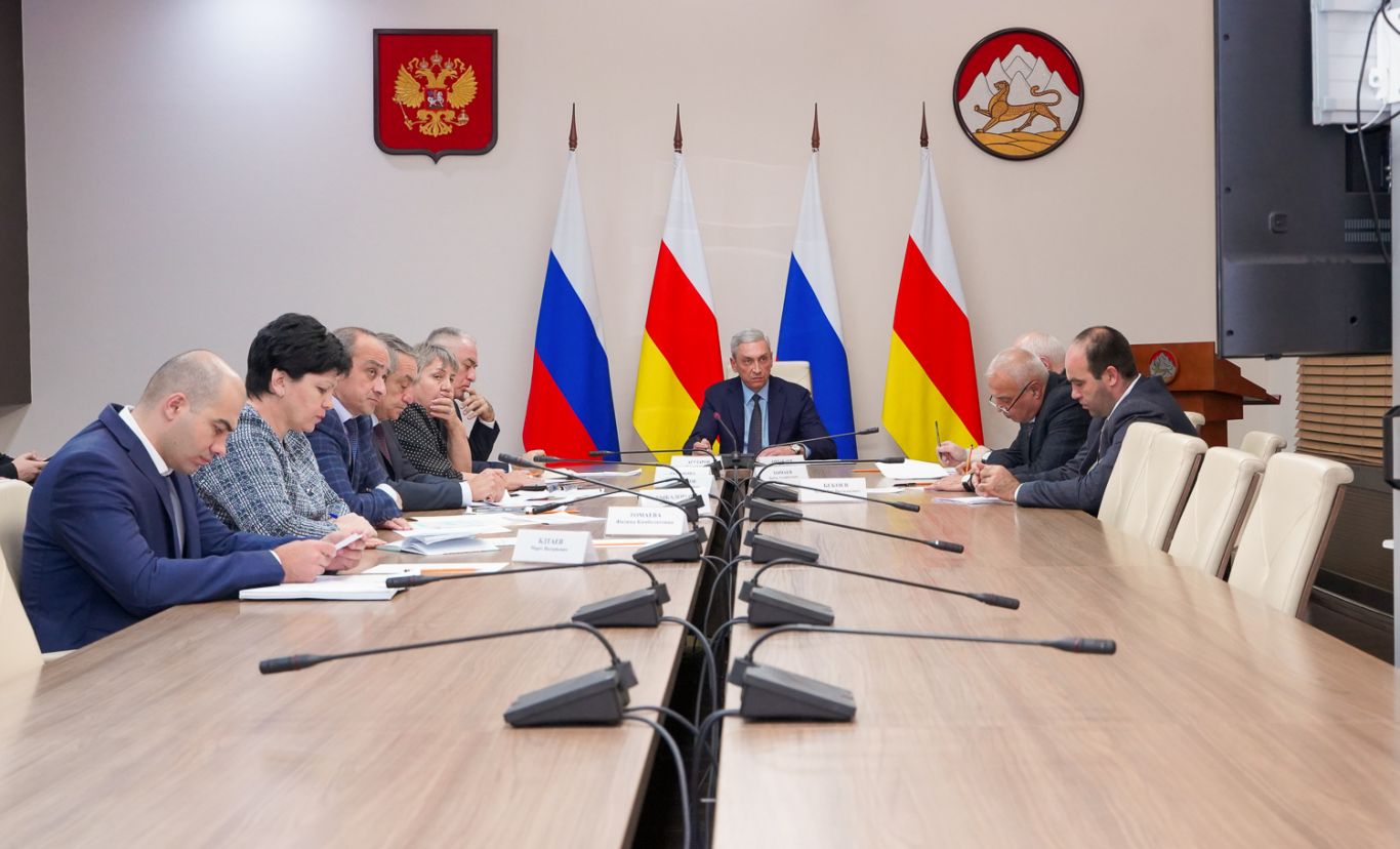 Борис Джанаев провел совещание с членами кабмина по вопросам социально-экономического развития республики