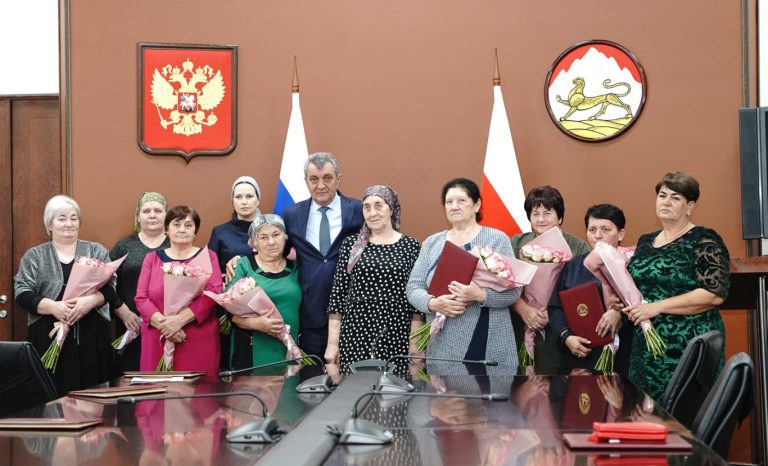 Сергей Меняйло поздравил многодетных матерей Северной Осетии с наступающим праздником