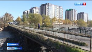Во Владикавказе полным ходом идет реконструкция пешеходного моста на ул.Кольбуса