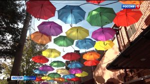 На улице Максима Горького во Владикавказе появилась инсталляция «Парящие зонтики»