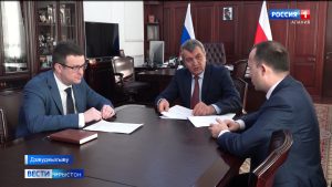 Сергей Меняйлойæн кусæг фембæлд уыди паддзахадон корпораци Кавказ.РФ-ы генералон директор Андрей Юмшановимæ