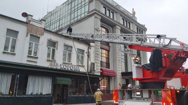 Во Владикавказе тушат пожар в чердачном помещении в центре города