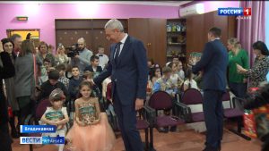 Борис Джанаев поздравил воспитанников центра «Доброе сердце» с наступающим Новым годом