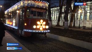 По Владикавказу начал курсировать новогодний трамвай