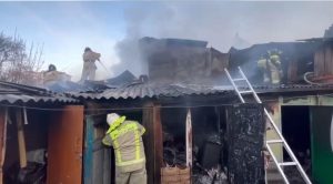 Пожарные потушили крупное возгорание в частном секторе Владикавказа