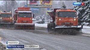 На улицах Владикавказа работает снегоуборочная техника