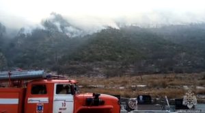 На горных склонах Алагирского района продолжает гореть сухостой