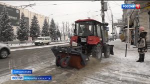 Дороги Владикавказа обрабатывают пескосоляной смесью