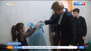 Министр труда и соцразвития Алина Айдарова исполнила мечту Елизаветы Миделашвили в рамках акции “Елка желаний”