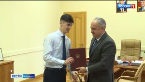 Таймураз Тускаев встретился с обладателем гран-при национальной премии «Студент года 2022» Аланом Туаевым