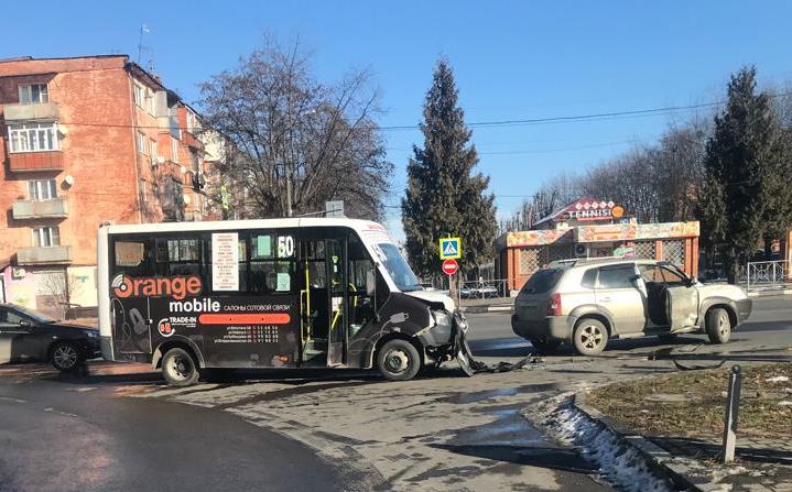Во Владикавказе устанавливают обстоятельства ДТП с участием пассажирского микроавтобуса
