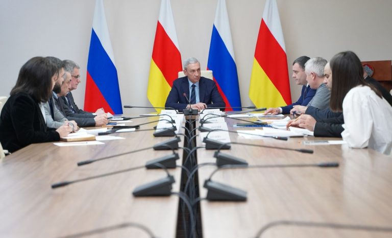 Борис Джанаев провел совещание по вопросам задолженности бюджетных организаций Минздрава республики
