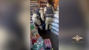 Во Владикавказе задержали четверых мужчин в момент сбыта контрафактного алкоголя
