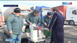МЧС совместно с епархией обеспечивает горячим питанием водителей, ожидающих возможности пересечь российско-грузинскую границу