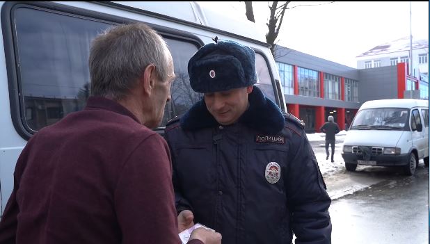 Во Владикавказе проходят рейды по выявлению водителей пассажирских маршруток, работающих без правоустанавливающих документов
