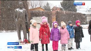Во Владикавказе возложили цветы к памятнику Евгения Вахтангова