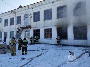 Специалисты испытательной пожарной лаборатории выясняют причины возгорания в моздокской школе-интернате