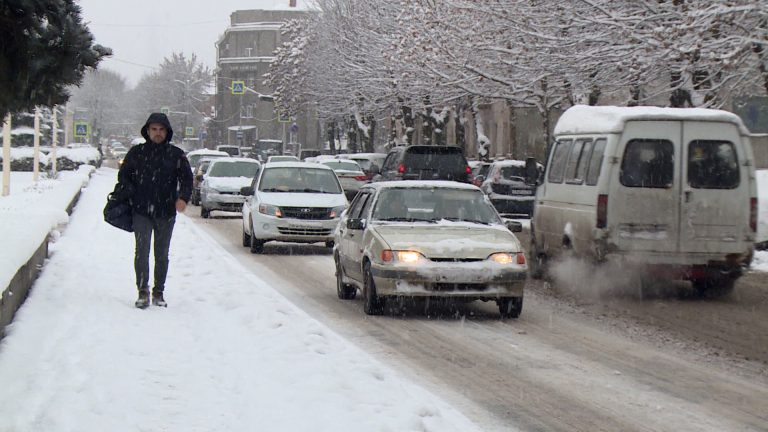 Во Владикавказе продолжается расчистка пешеходных зон от снега