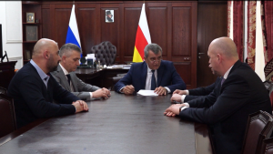 Сергей Меняйлойы разамындæй кусæг æмбырд ацыд компани РТС-Тендеры генералон директор Владимир Лишенковимæ