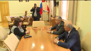 Тускъаты Таймуразæн фембæлд уыди Донецкы адæмон республикæйы правлени «Землячество Алании»-йы сæрдар Бæззаты Еленæимæ