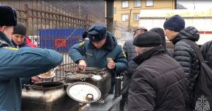 Водителей и пассажиров, ожидающих открытия Военно-Грузинской дороги, накормили горячими обедами